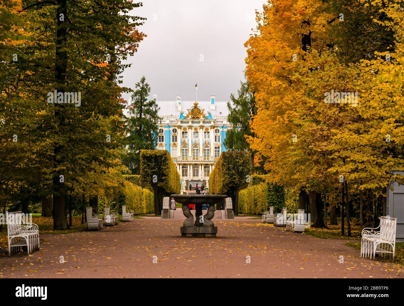 Viale con fontana che conduce al Palazzo di Caterina con alberi d'autunno, Tsars Village, Tsarskoe Selo, Pushkin, Federazione russa Foto Stock