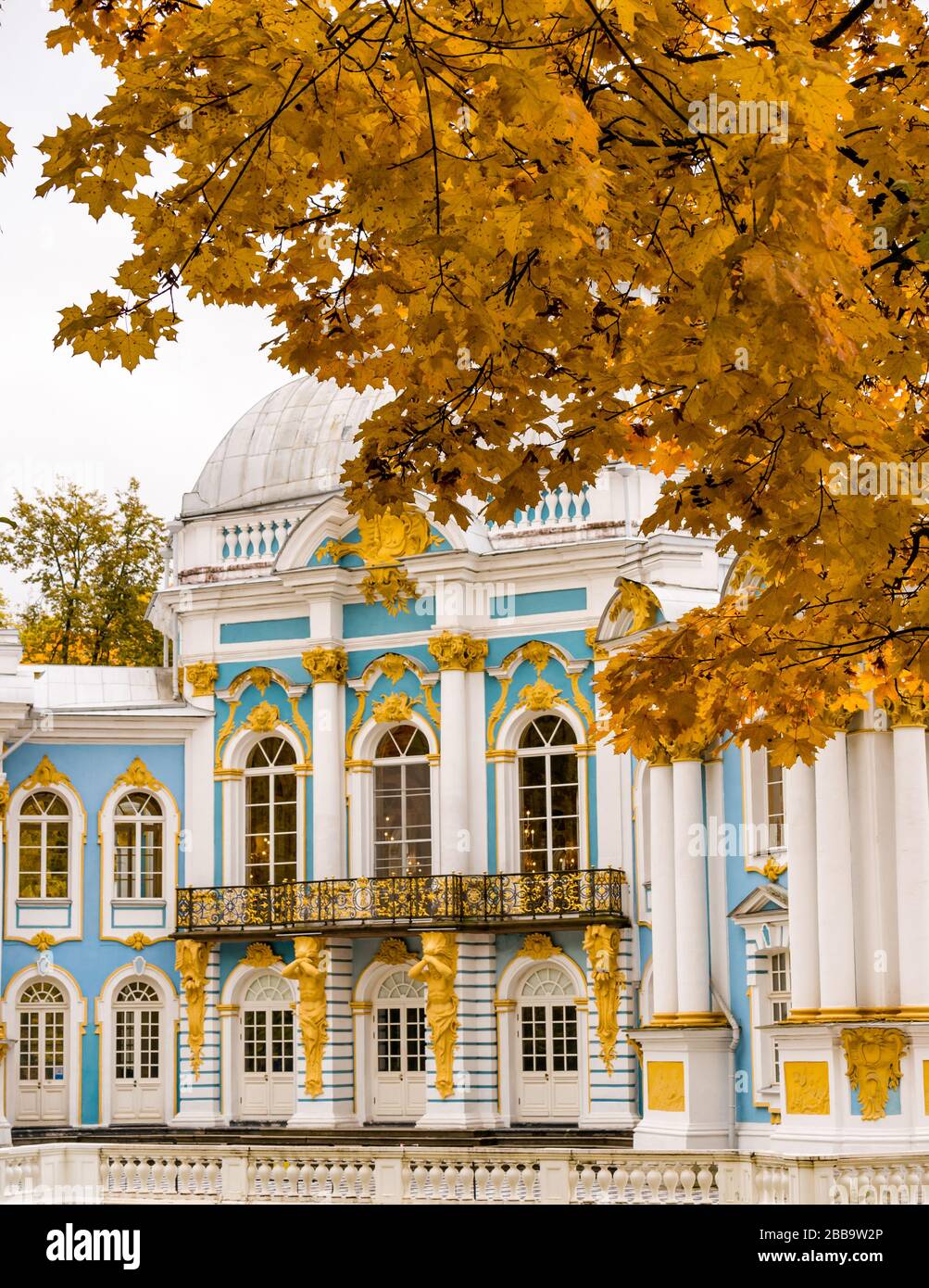 Hermitage Pavilion attraverso gli alberi d'autunno, Catherine Park, Tsars Village, Tsarskoe Selo, Pushkin, Federazione russa Foto Stock