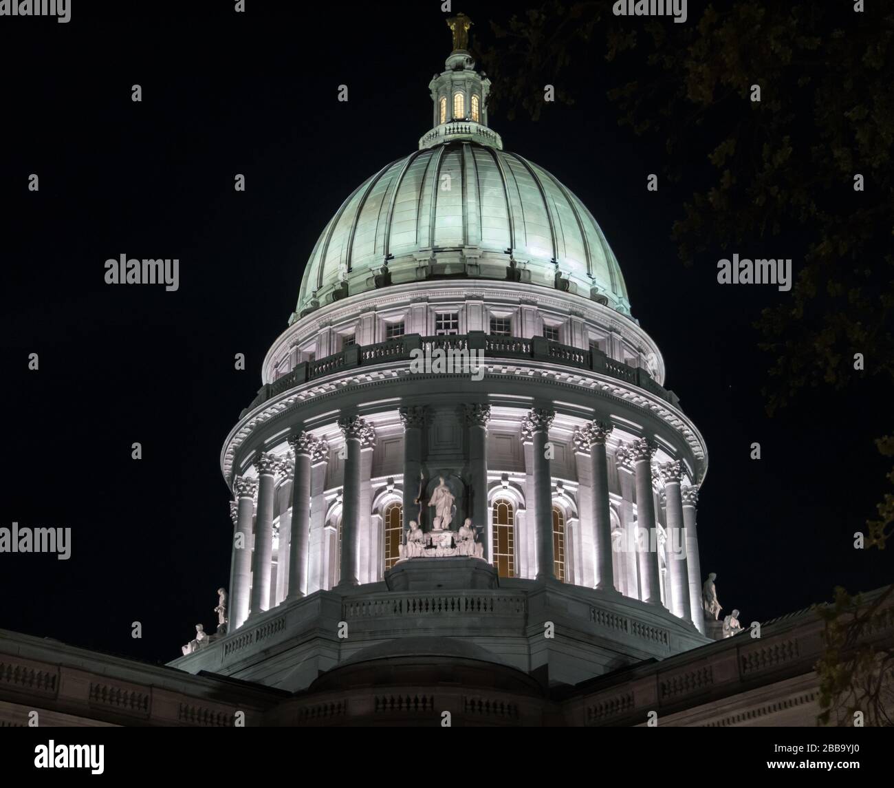 MADISON, WISCONSIN - 7 MAGGIO 2018: Vista della cupola del palazzo del Campidoglio illuminata di notte. Foto Stock