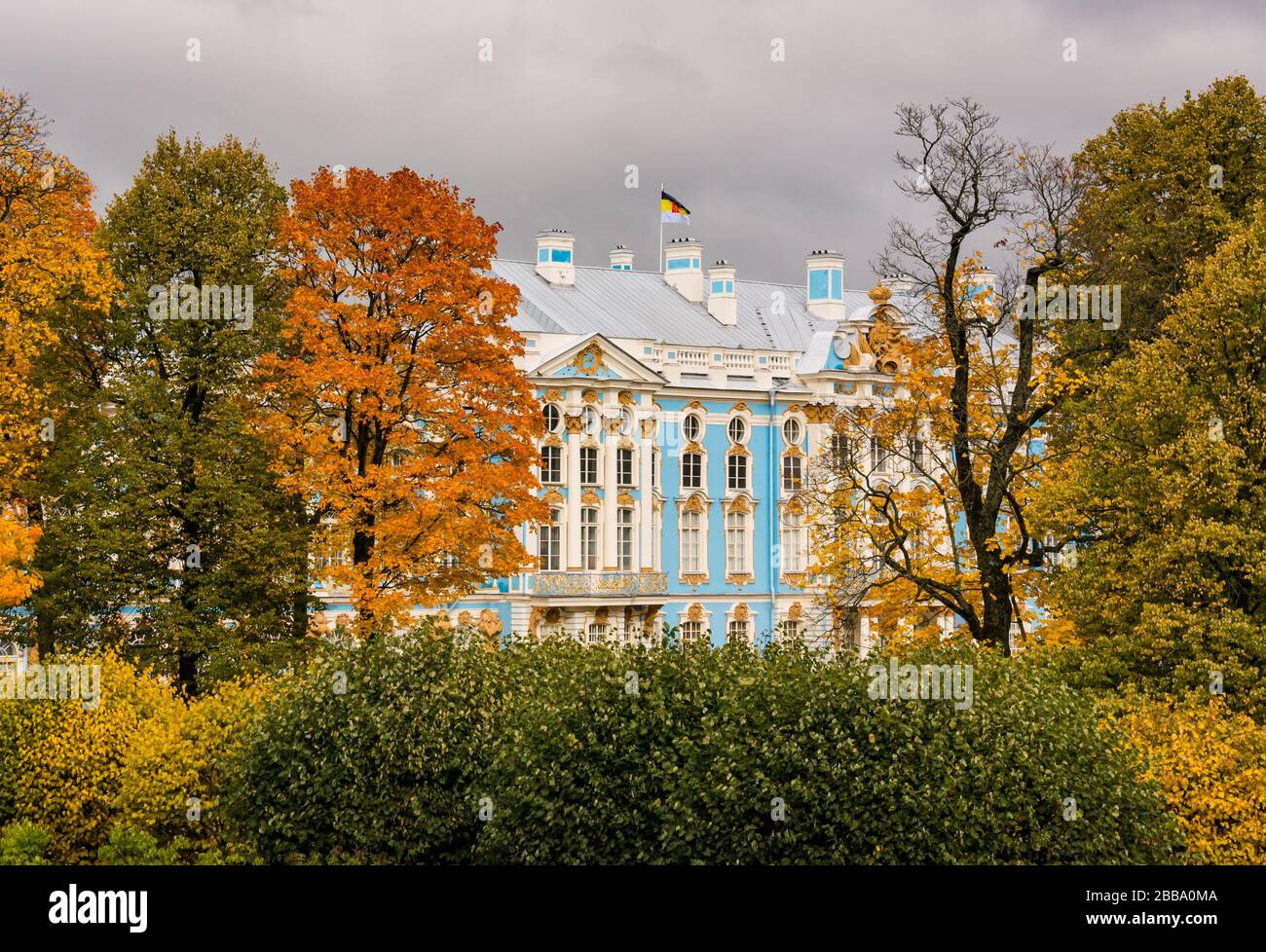 Vista di Caterina o del Palazzo d'Estate attraverso gli alberi d'autunno, il Villaggio dei Tsarskoe Selo, Pushkin, Federazione Russa Foto Stock