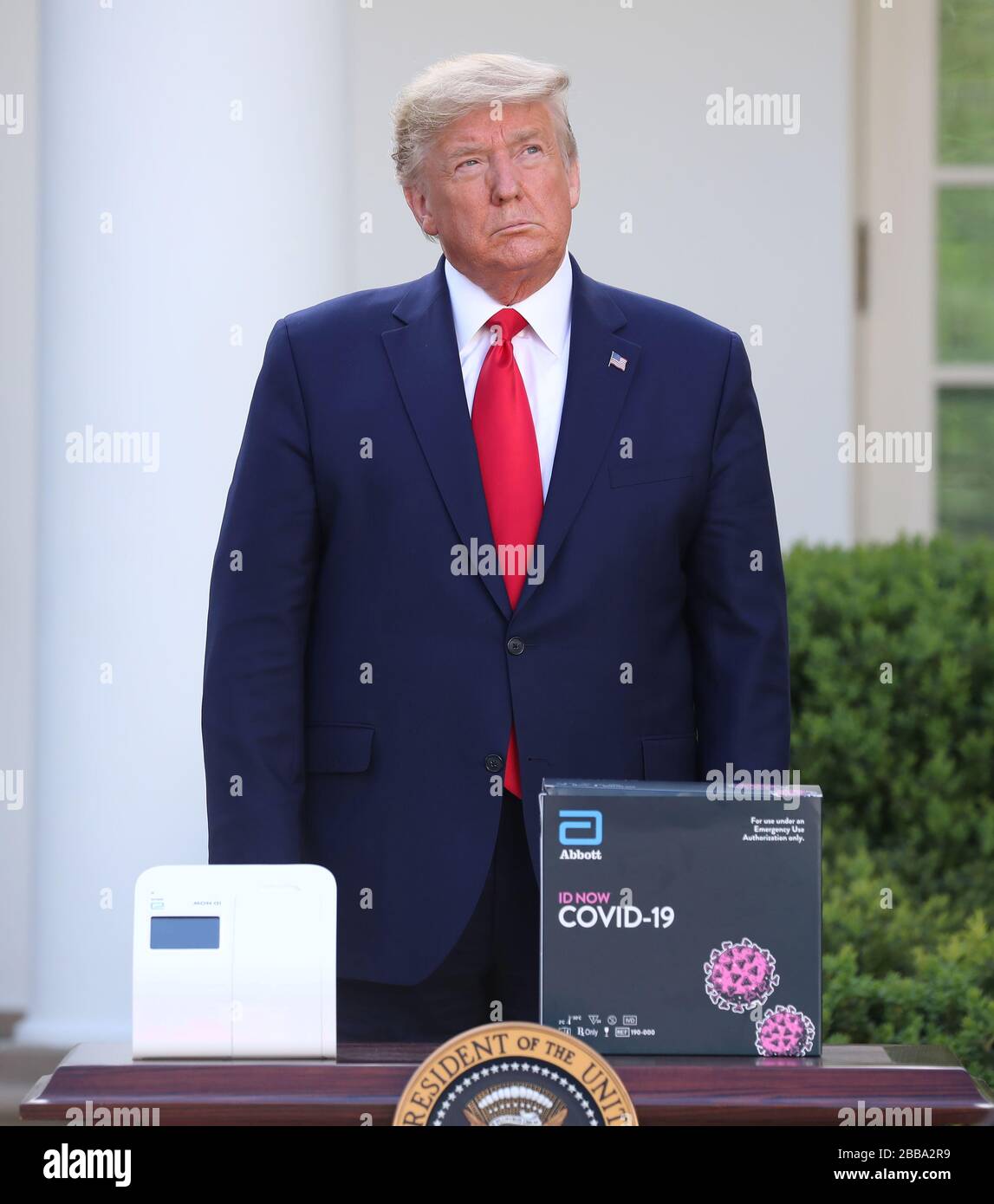 Il presidente DEGLI STATI UNITI Donald J. Trump sta con l'Abate ID ORA COVID-19 test box durante il briefing stampa della Coronavirus Task Force sulla pandemia di coronavirus e COVID-19, nel Rose Garden presso la Casa Bianca, a Washington, DC, USA, 30 marzo 2020.Credit: Michael Reynolds/Pool via CNP /MediaPunch Foto Stock