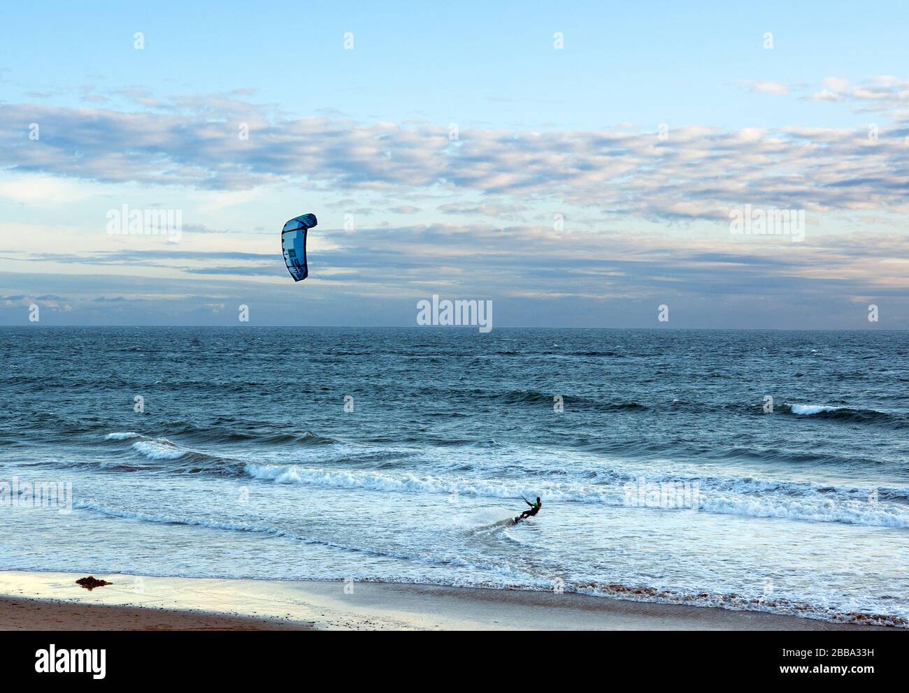 Kite surf in spiaggia a Malibu, CA Foto Stock
