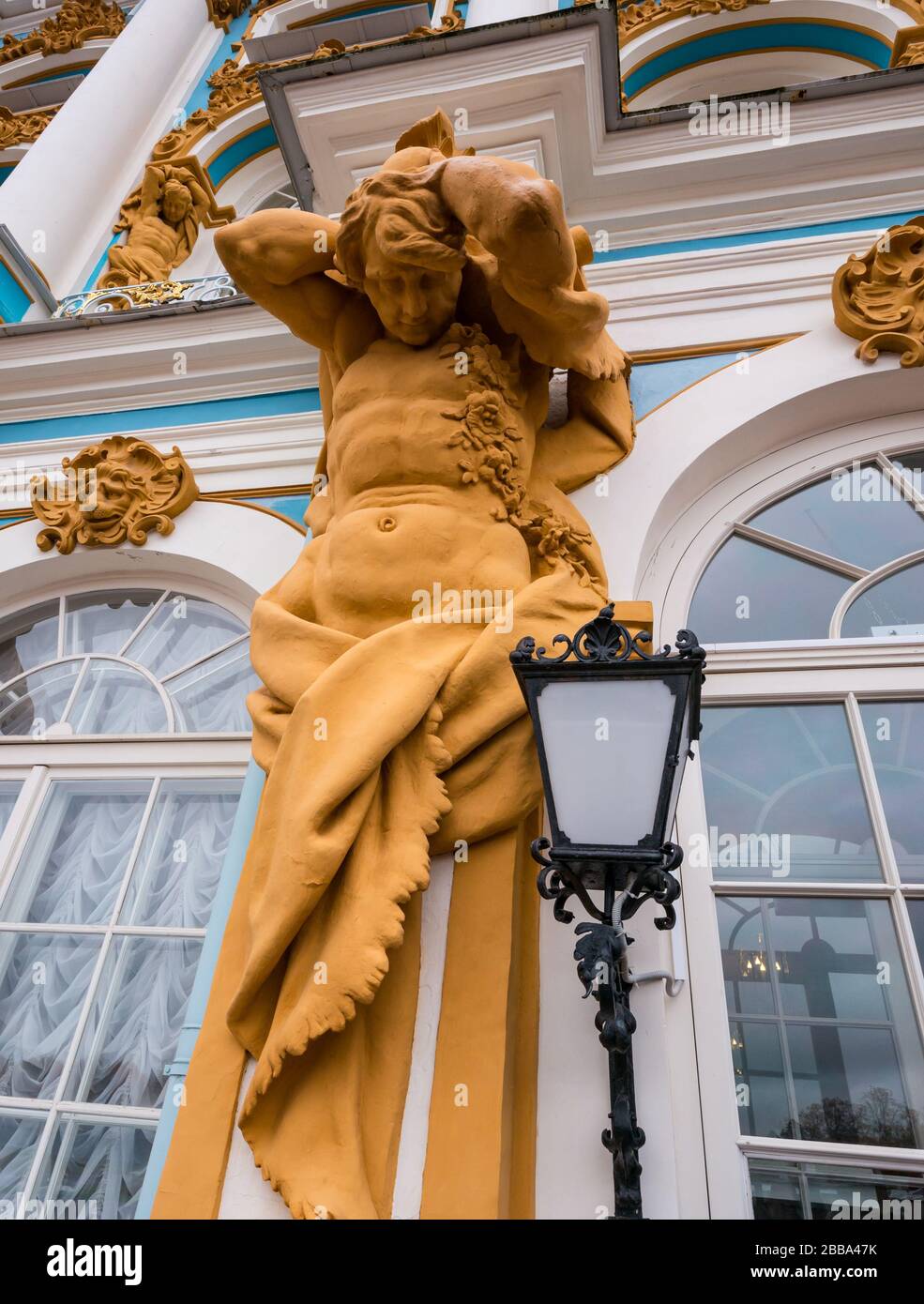 Statua e dettaglio lampada decorato, Palazzo di Caterina. Tsars Village, Tsarskoe Selo, Pushkin, Federazione russa Foto Stock