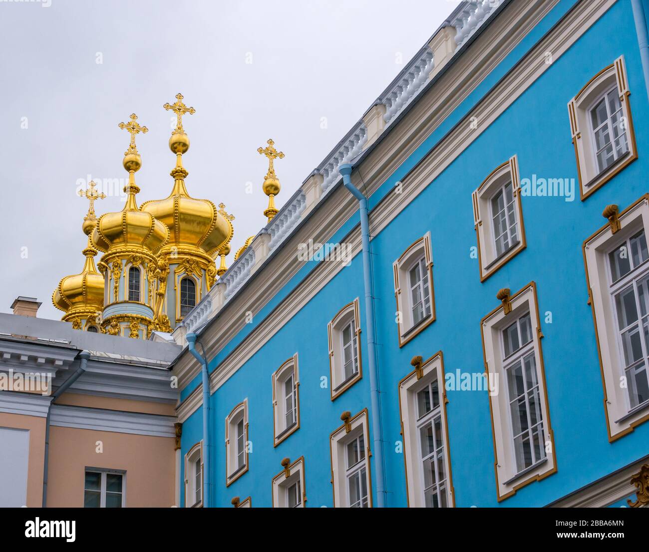 Cupole a cipolla d'oro, Palazzo di Caterina, Villaggio di Tsars, Tsarskoe Selo, Pushkin, Federazione russa Foto Stock