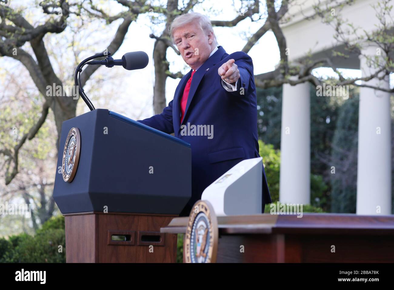 Washington, DC, USA. 30th Mar, 2020. Il presidente DEGLI STATI UNITI Donald J. Trump parla durante il briefing stampa della Coronavirus Task Force sulla pandemia di coronavirus e COVID-19, nel Rose Garden presso la Casa Bianca, a Washington, DC, USA, 30 marzo 2020.Credit: Michael Reynolds/Pool via CNP | Usi Worldwide Credit: dpa/Alamy Live News Foto Stock