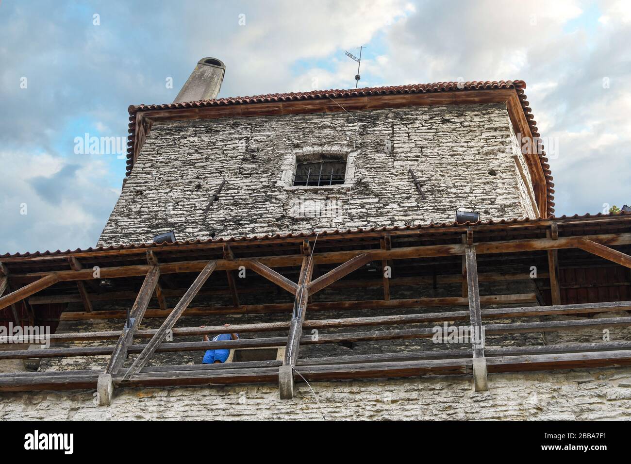 Guardando verso la Torre dietro Nuns, una delle torri medievali che fanno parte delle antiche mura della città del Baltico di Tallinn Estonia. Foto Stock