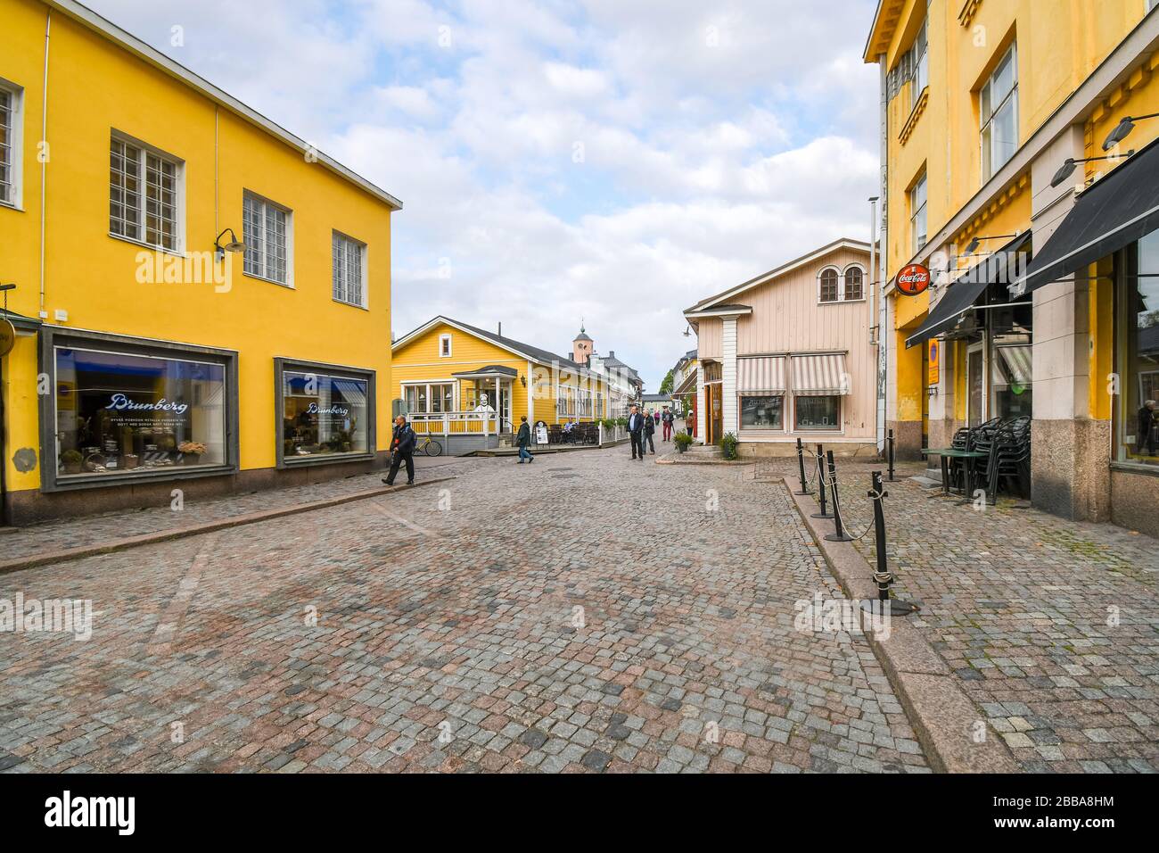 Ampia strada acciottolata con edifici colorati all'ingresso della città medievale di Porvoo Finlandia. Foto Stock