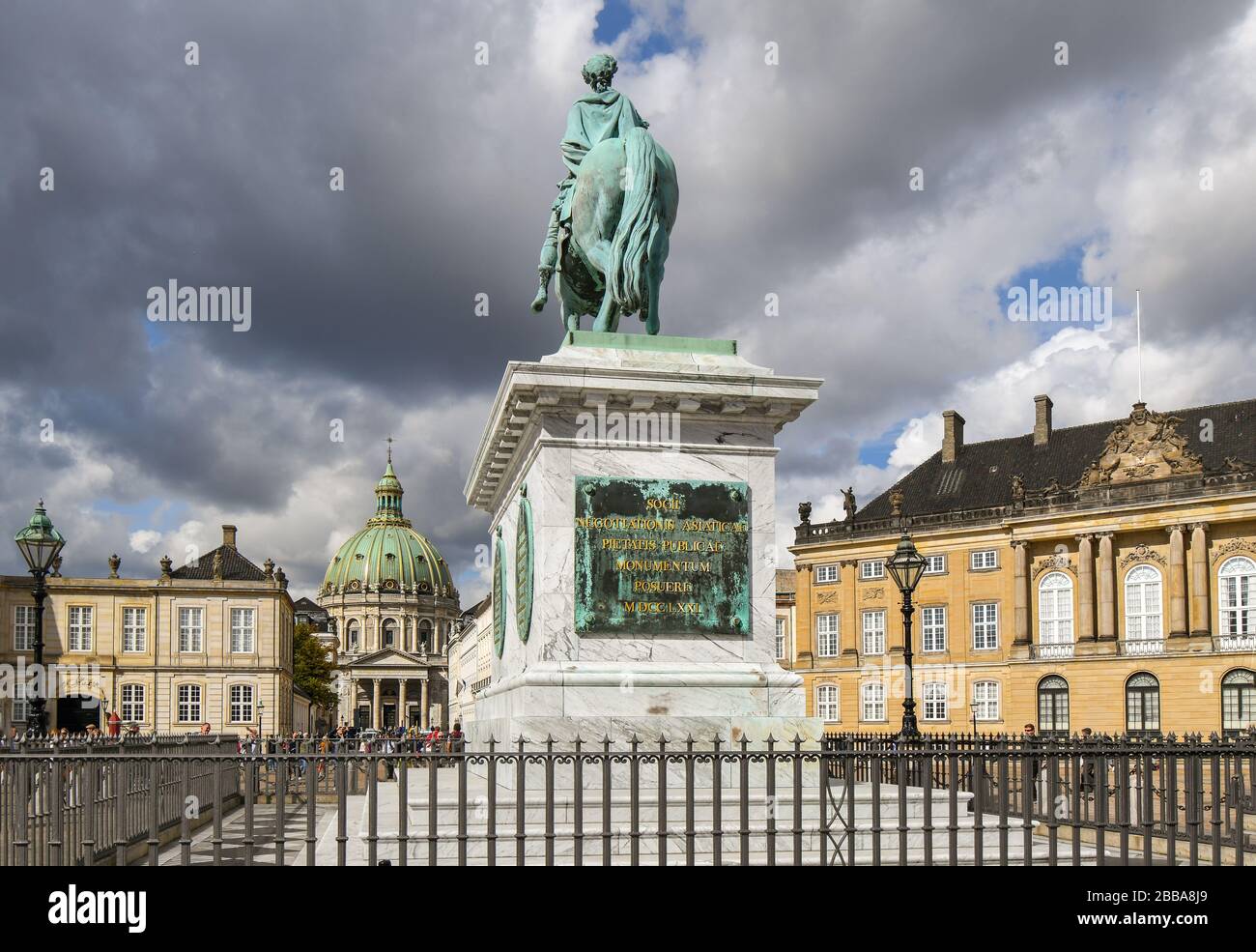 I turisti di visitare il Palazzo Amalienborg square, scultura di Frederik V a cavallo e Frederik la chiesa nel centro di Copenhagen, Danimarca. Foto Stock