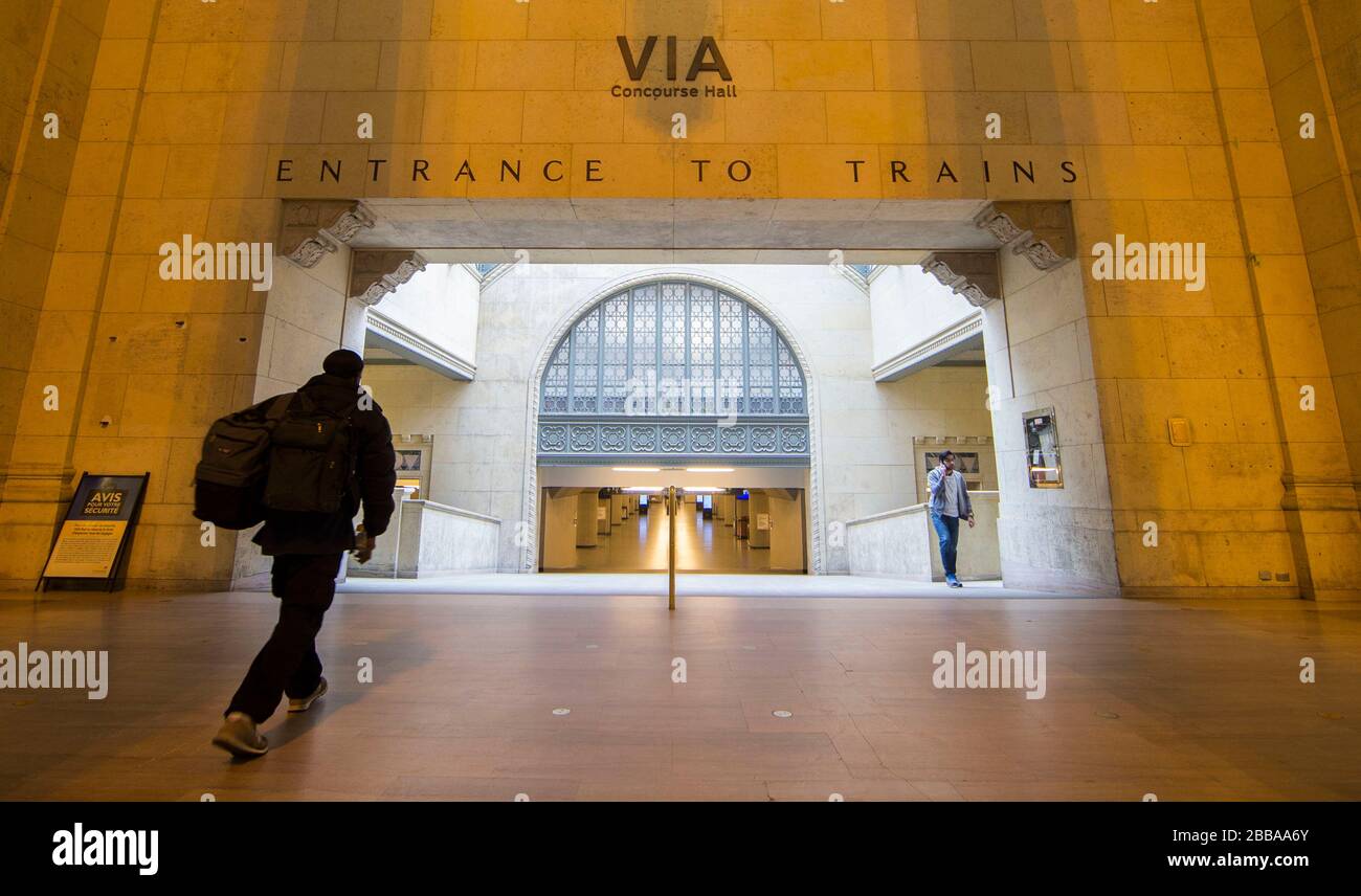 Toronto, Canada. 30th Mar, 2020. Un viaggiatore arriva alla Union Station di Toronto, Canada, il 30 marzo 2020. Alle 14:00, ora orientale del Canada, lunedì, sono stati registrati 7.288 casi confermati di COVID-19 e 70 decessi in Canada. Credit: Zou Zheng/Xinhua/Alamy Live News Foto Stock