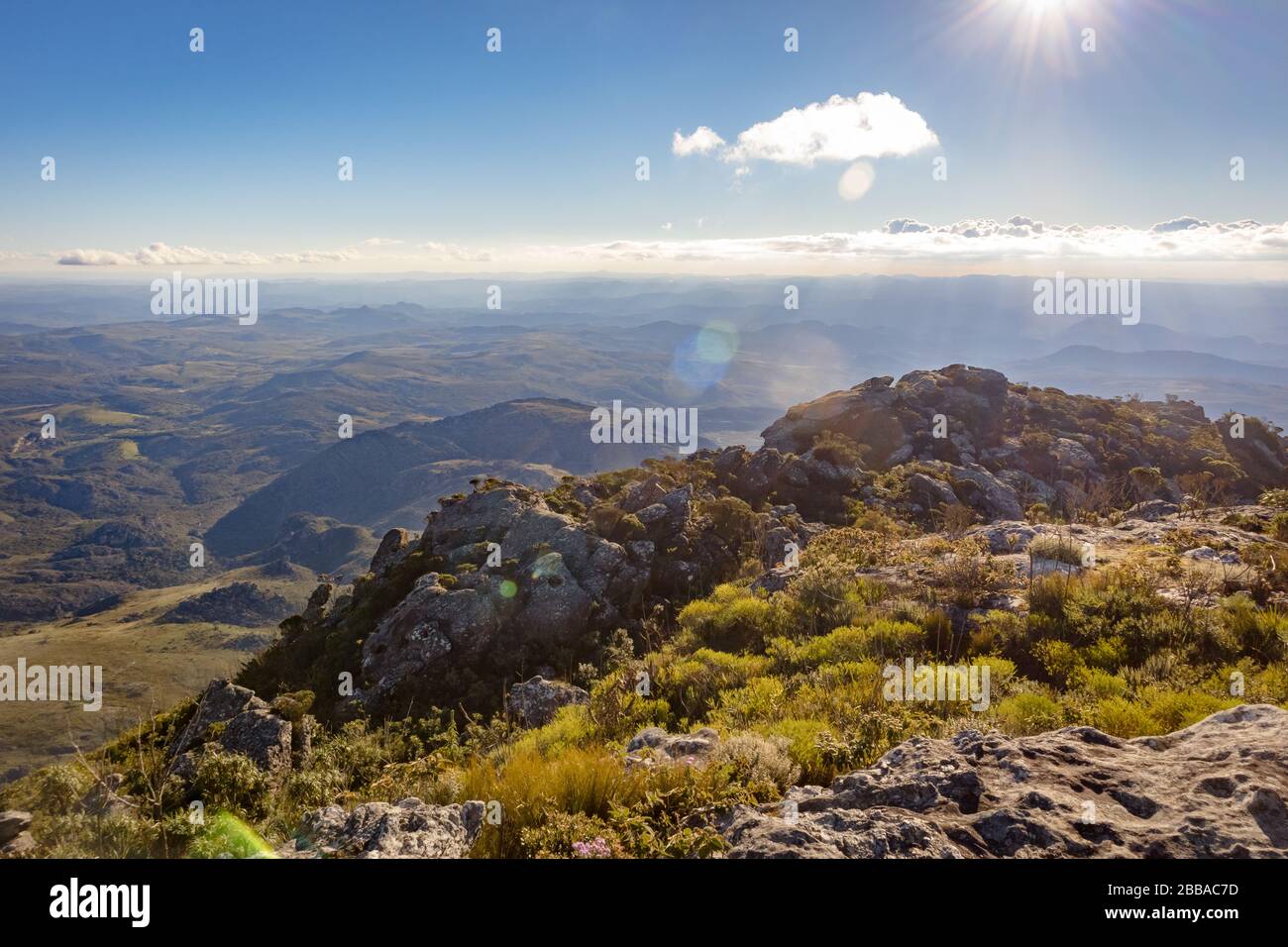 Regione di iamantina, con molto rilievo, vista dalla cima della vetta di Itambe Foto Stock