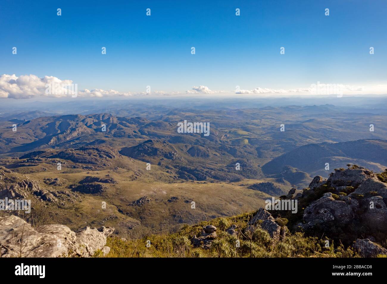 Regione di Diamantina, con un sacco di sollievo, visto dalla cima del picco di Itambe Foto Stock