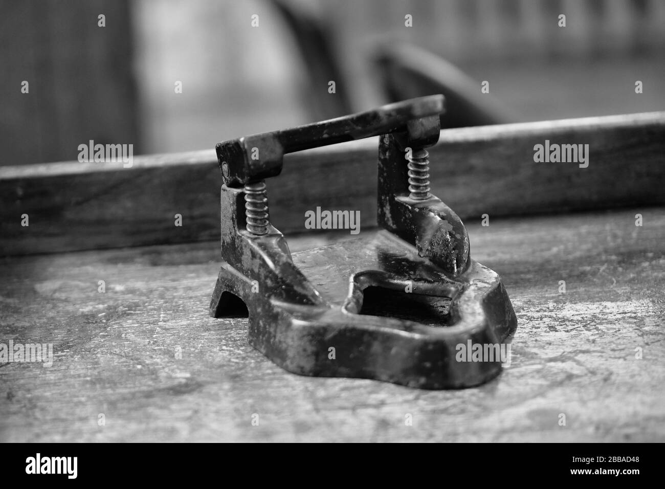 Vecchio perforatore sul tavolo. Fotografia in bianco e nero. Primo piano. Rumore. Foto Stock