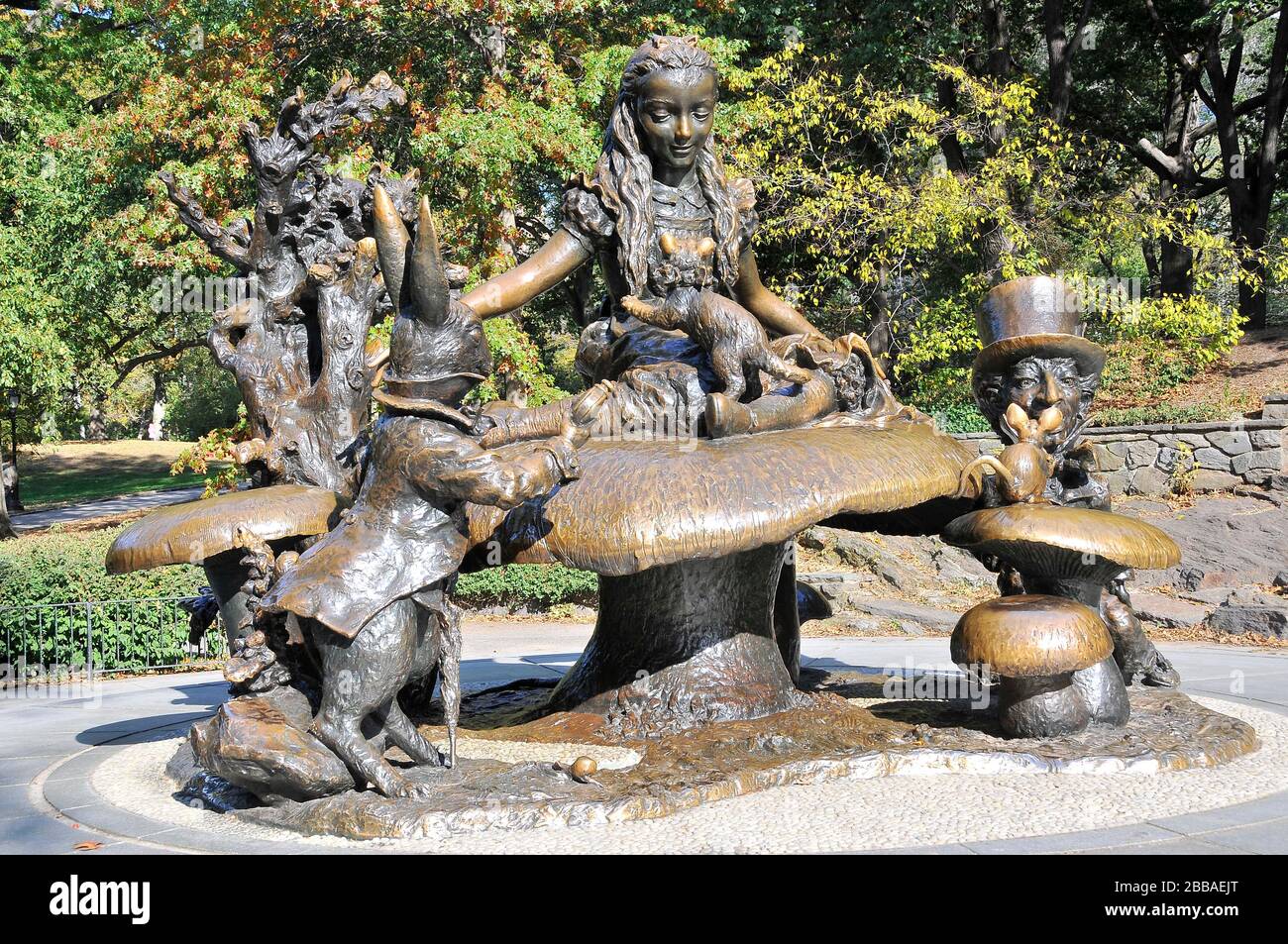 Alice nel paese delle meraviglie statua alice parco centrale nella