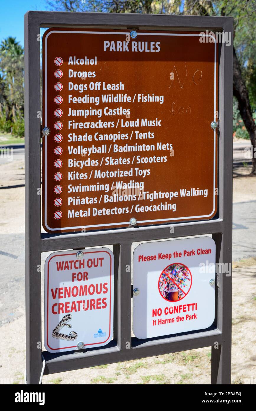 Il Park Rules on Metal Sign saluta i turisti con una lunga lista di attività proibite mentre visitano il Parco Agua Caliente a Tucson, Arizona, Foto Stock