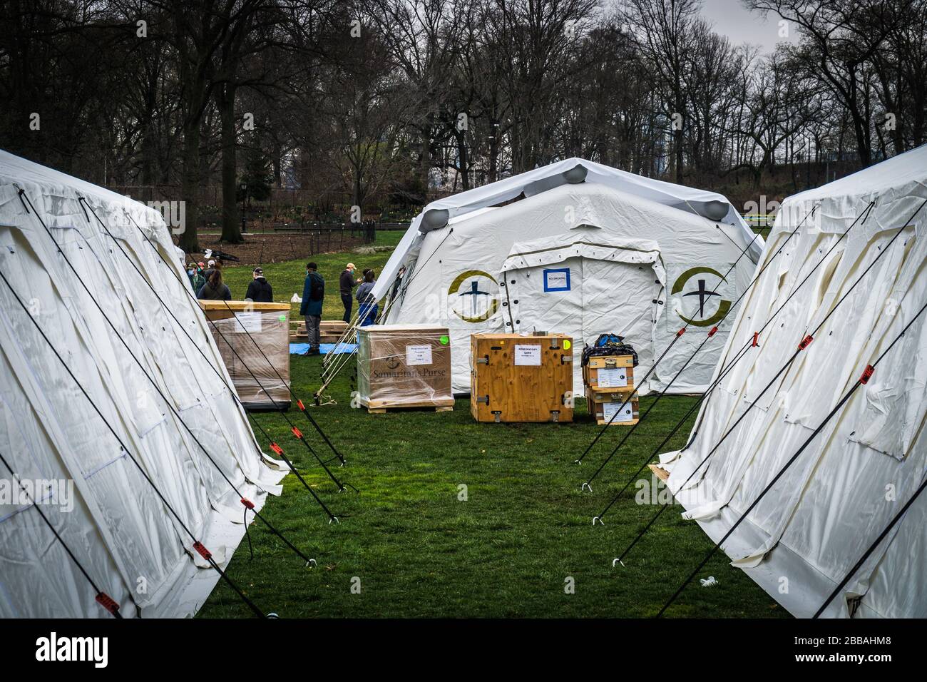 Samaritan's Purse, un gruppo di sollievo cristiano evangelico, crea un'unità di assistenza respiratoria improvvisata nel Parco Centrale per trattare i 19 pazienti. Foto Stock