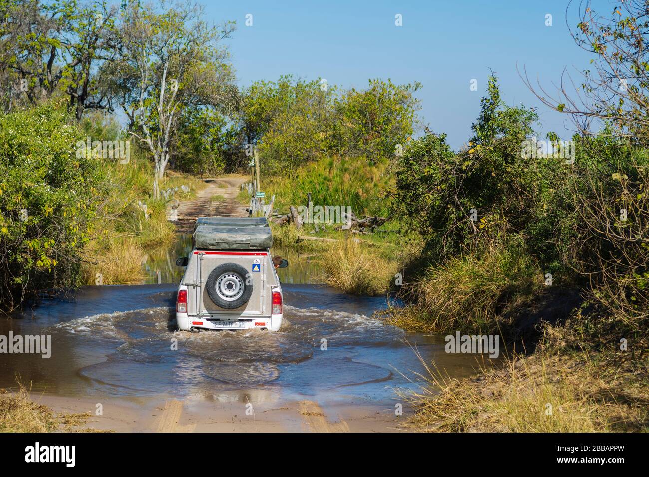 Veicolo fuoristrada nella riserva di gioco di Moremi, Okavango Delta, Botswana. Foto Stock
