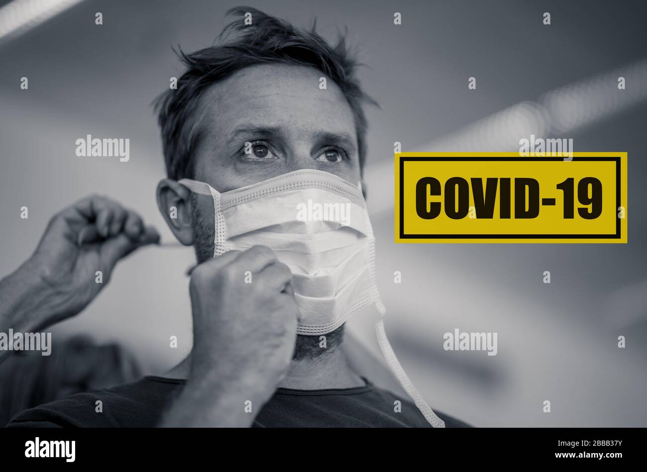 COVID-19 interrompere la campagna spread. Immagine forte delle mani che aiutano i giovani a mettere la maschera facciale per fermare la pandemia di coronavirus. In salute, risparmiare l Foto Stock