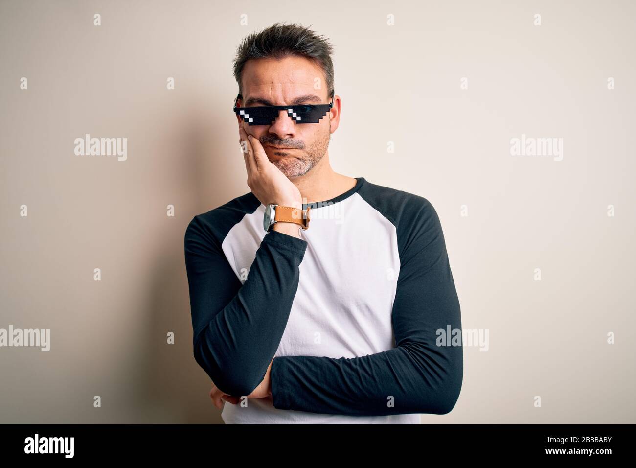 Giovane bell'uomo che indossa divertente vita abbraccio occhiali da sole  meme su sfondo bianco pensare stanco e annoiato con problemi di depressione  con crosse Foto stock - Alamy