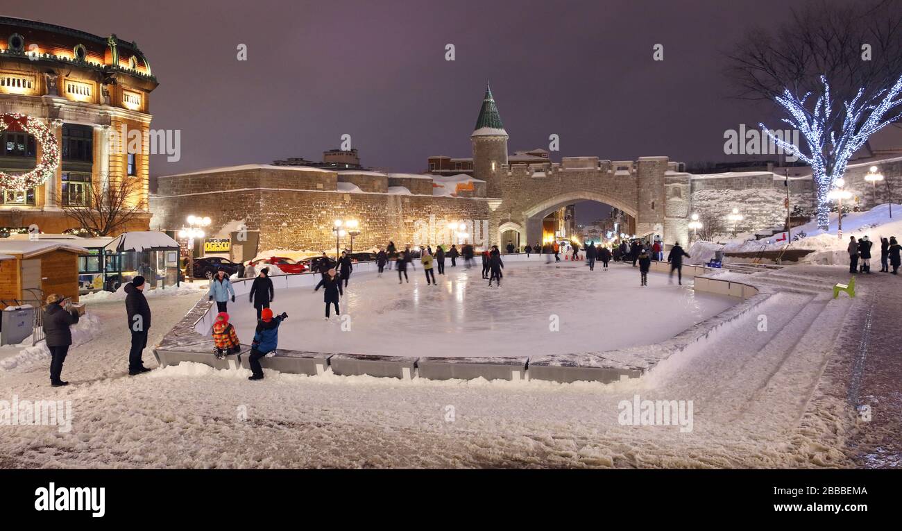 Pista di pattinaggio in Place d'Youville con le mura delle fortificazioni del Quebec sullo sfondo, tra cui la porta di San Giovanni, Quebec City, Quebec, Canada Foto Stock