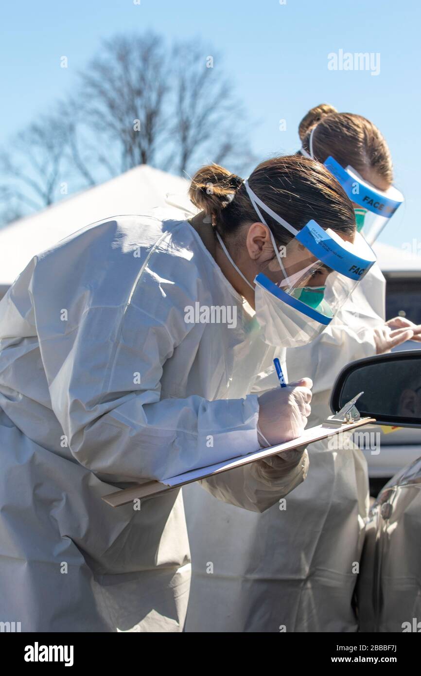 Esercito degli Stati Uniti SPC. Reagan Long, un ingegnere edile orizzontale assegnato alla 827th Engineer Company, 204th Engineering Battaglione, 53rd Troop Command, New York Army National Guard, accanto al PFC. Naomi Velez, ingegnere edile orizzontale assegnato alla 152nd Engineer Support Company, 42nd Fanteria Division, registra le persone presso un COVID-19 Mobile Testing Center a Glenn Island Park, New Rochelle, 14 marzo 2020. I membri della Guardia Nazionale dell'Esercito e dell'aria provenienti da diversi stati sono stati attivati sotto l'operazione COVID-19 per sostenere gli sforzi federali, statali e locali. (STATI UNITI Esercito Nazionale Foto Stock