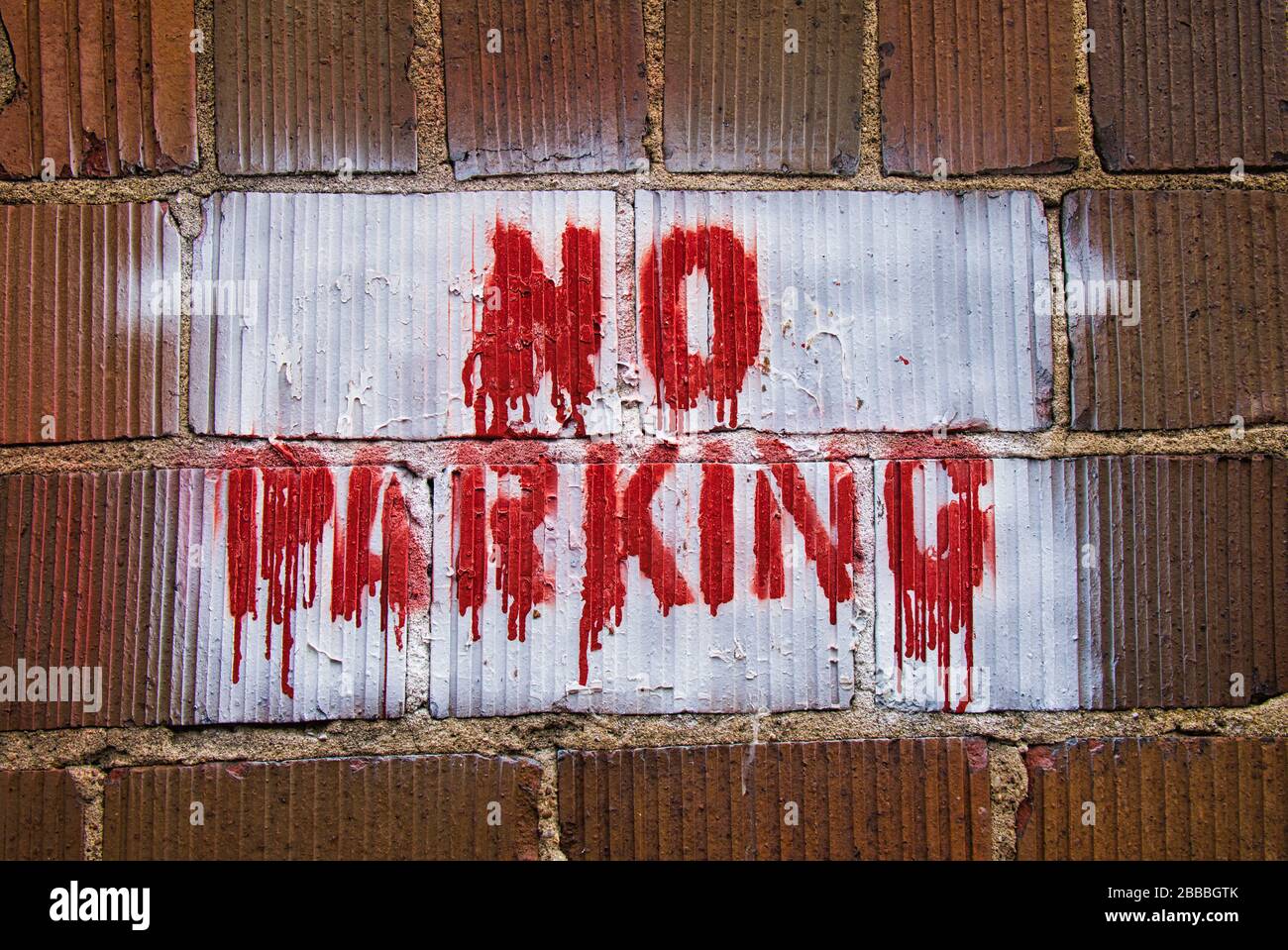 Strano dipinto male nessun segno di parcheggio Foto Stock