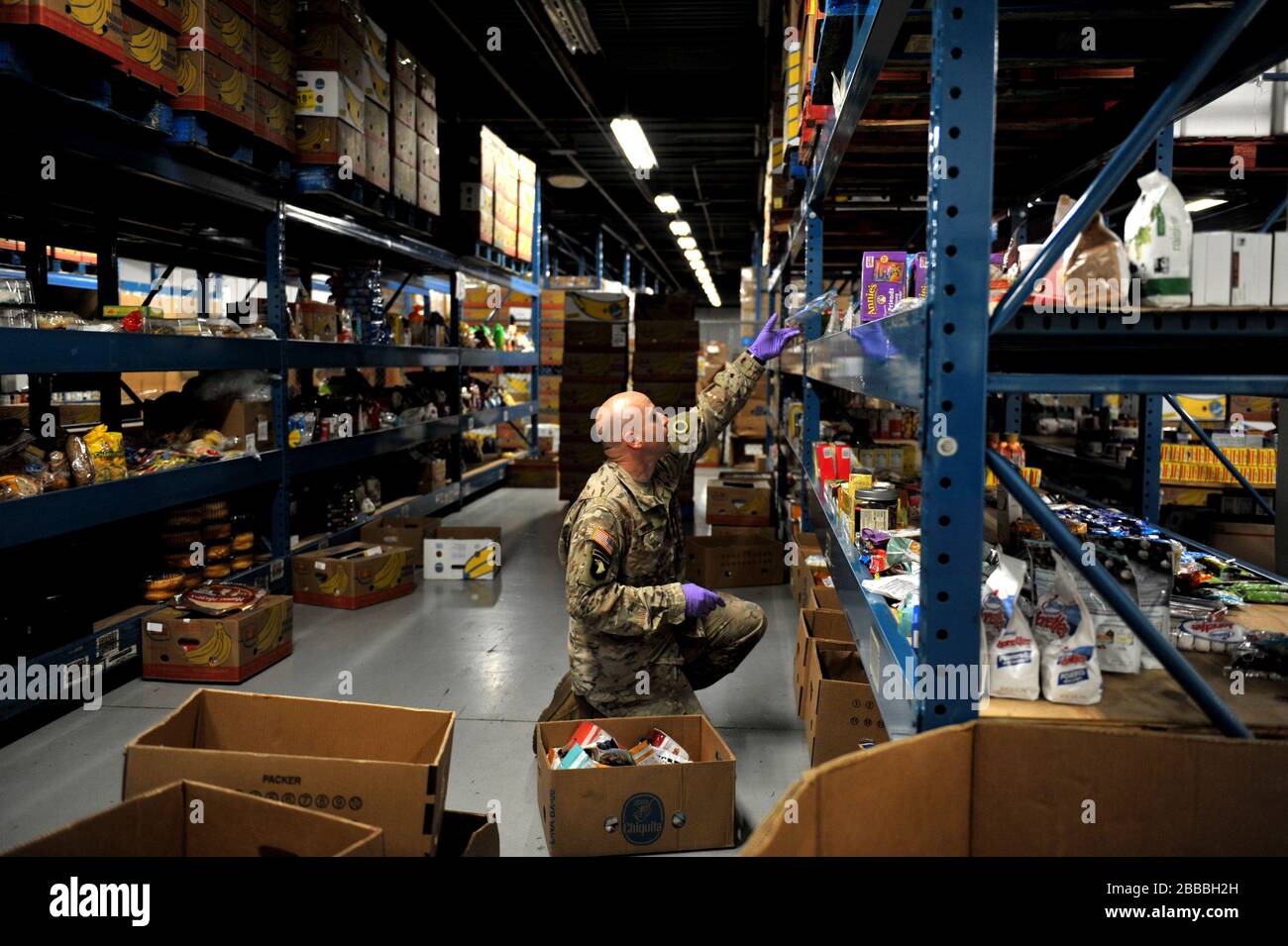 Un soldato della Guardia Nazionale dell'Esercito degli Stati Uniti, SSG Daniel Rasik, assegnato al Reggimento di Fanteria HHC 1-148th della Guardia Nazionale dell'Ohio – 37th squadra di combattimento della Brigata di Fanteria, immagazzina gli scaffali alla banca alimentare Northwestern dell'Ohio di Toledo, 23 marzo 2020. Quasi 400 membri della Guardia Nazionale dell'Ohio sono stati attivati per fornire missioni umanitarie a sostegno degli sforzi di soccorso della COVID-19, continuando la lunga storia della Guardia Nazionale dell'Ohio di sostenere gli sforzi umanitari in tutto l'Ohio e la nazione. Foto della Guardia Nazionale aerea del Master Senior Sgt. Beth Holliker. Foto Stock