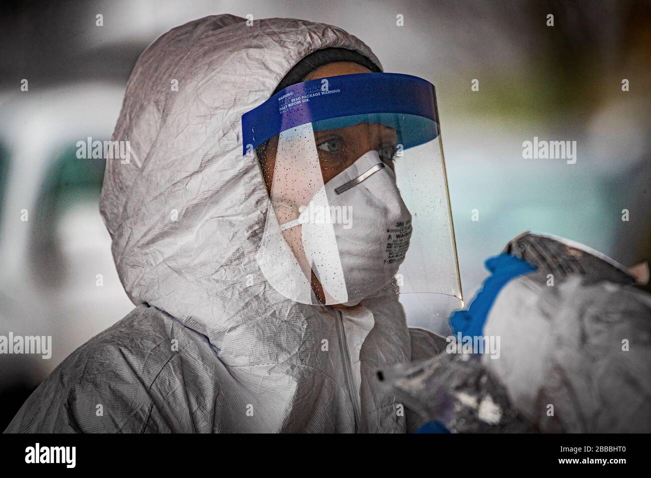 New Jersey Air National Guard medics con i campioni di processo di ala 108th in un sito di test a base comunitaria COVID-19 presso il PNC Bank Arts Center di Holmdel, N.J., 23 marzo 2020. Il sito di test, istituito in collaborazione con l'Agenzia federale per la gestione delle emergenze, è gestito dal Dipartimento della sanità del New Jersey, dalla polizia di Stato del New Jersey e dalla Guardia nazionale del New Jersey. (STATI UNITI Foto della Guardia Nazionale aerea del Maestro Sgt. Matt Hecht) Foto Stock