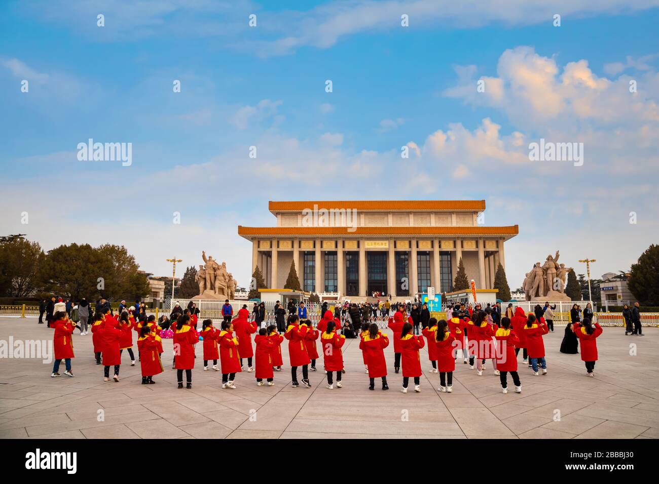 Pechino, Cina - 17 gennaio 2020: Un gruppo non identificato di studenti cinesi esegue una serie di danza di fronte alla Memorial Hall del Presidente Mao Foto Stock