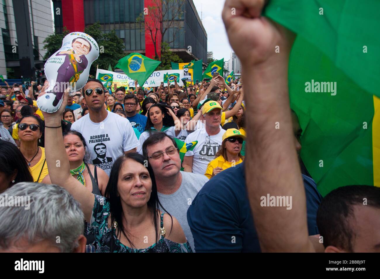 San Paolo, SP, Brasile, 2018/10/21, dimostrazione pro candidato presidenziale Jair Bolsonaro su Paulista Avenue, bambole gonfiabili, t-shirt e bandiere ar Foto Stock