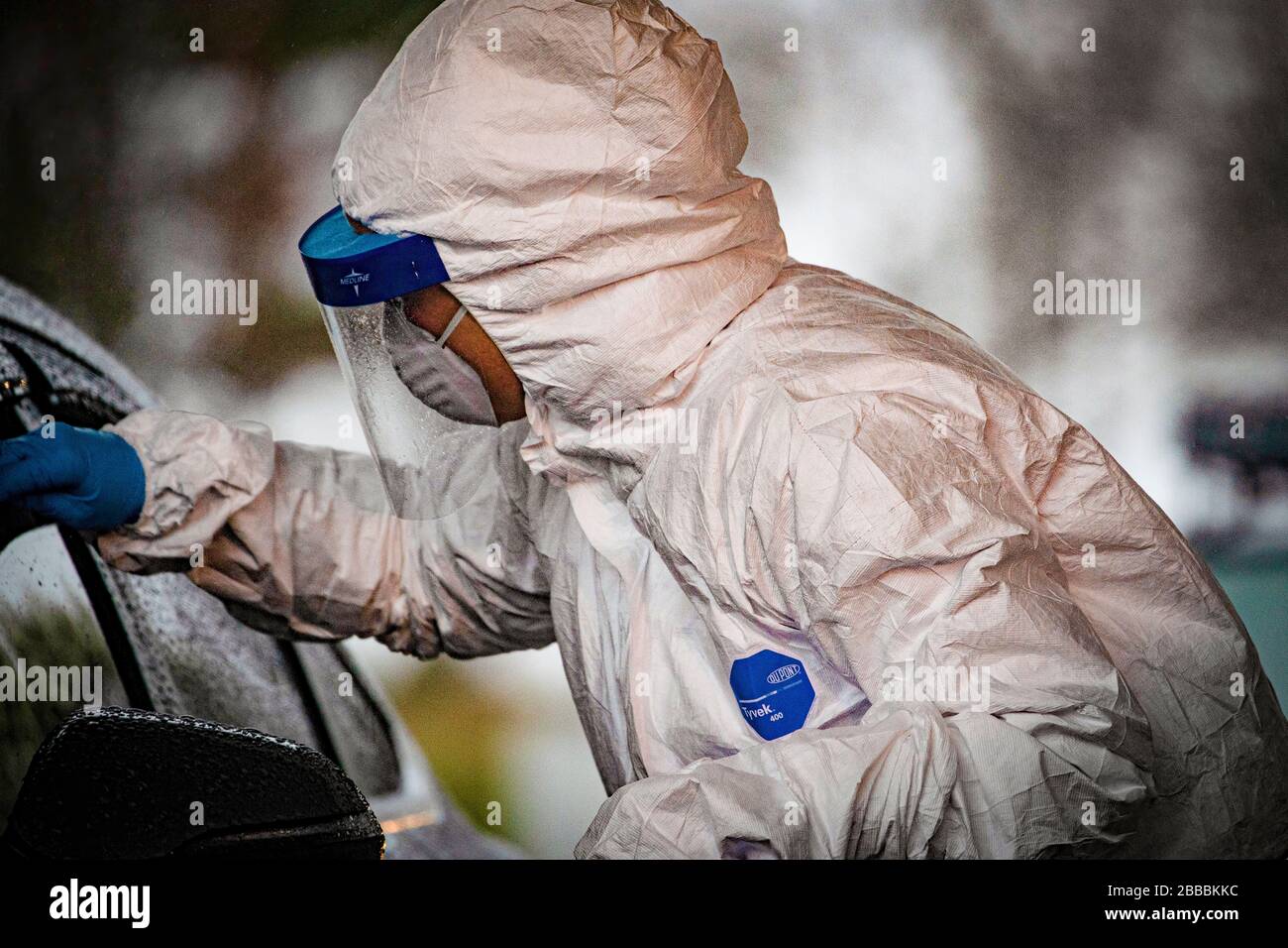 Un tecnico medico lavora con i pazienti in un sito di test a base comunitaria COVID-19 presso il PNC Bank Arts Center di Holmdel, N.J., 23 marzo 2020. Il sito di test, istituito in collaborazione con l'Agenzia federale per la gestione delle emergenze, è gestito dal Dipartimento della sanità del New Jersey, dalla polizia di Stato del New Jersey e dalla Guardia nazionale del New Jersey. (STATI UNITI Foto della Guardia Nazionale aerea del Maestro Sgt. Matt Hecht) Foto Stock