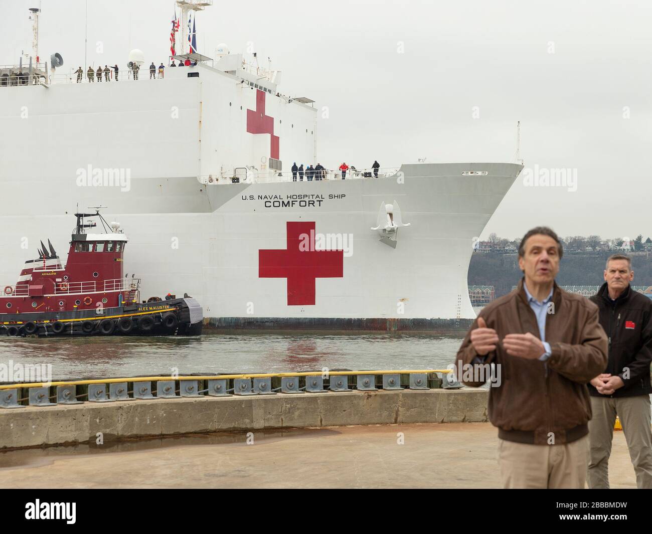 New York, Stati Uniti. 30th Mar, 2020. USNS Comfort Navy con 1000 posti letto arriva a soccorsi ospedali NYC su COVID-19 pandemia come governatore Andrew Cuomo indirizzi media al molo 88 (Photo by Lev Radin/Pacific Press) credito: Pacific Press Agency/Alamy Live News Foto Stock