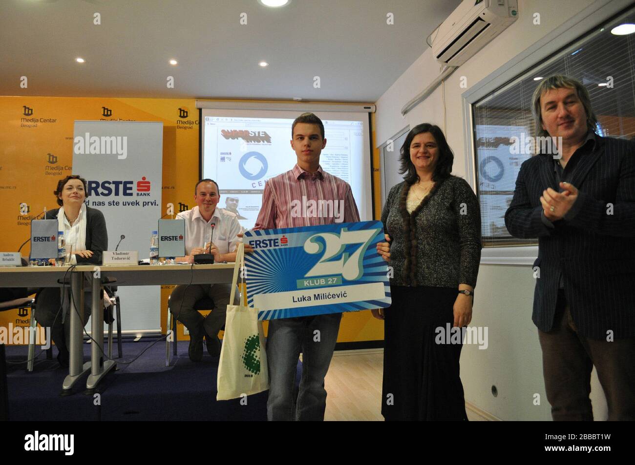 "English: Erste Group Erste Bank Club 27, vincitore del Grand Prize 2010, Luka Milićević, studente del Mathematical Gymnasium Belgrade; http://www.mg.edu.rs/images/stories/vesti/erstebanka.jpg; MGB;" Foto Stock