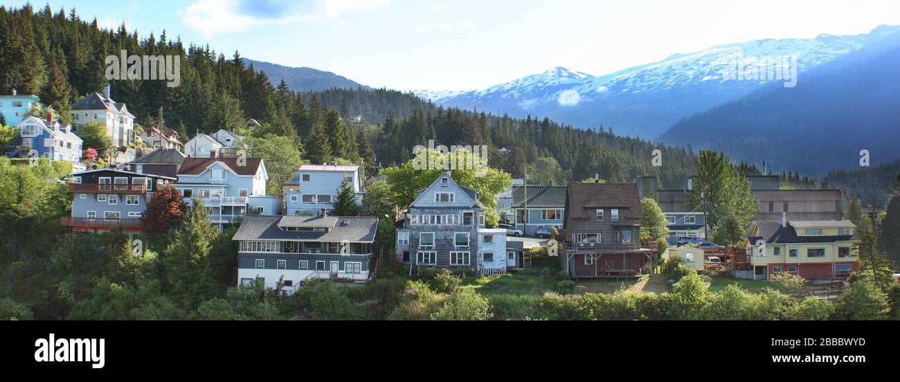 Quartiere residenziale su una montagna a ovest di Ketchikan, Alaska, U.S.A. sullo sfondo sono Fish Mountain e parte di Deer Mountain sulla destra Foto Stock