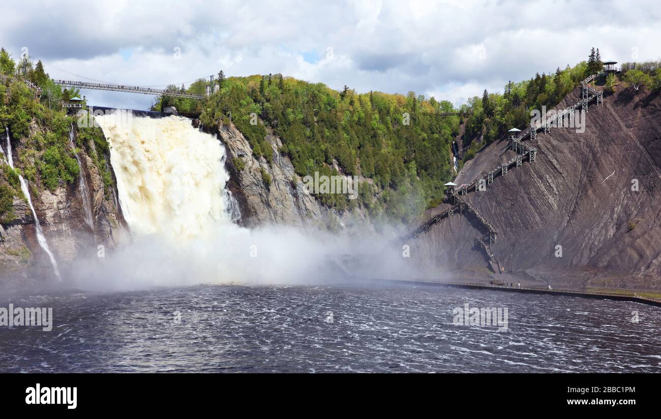 Ampia vista delle cascate Montmorency, tra cui il ponte sospeso Falls e la scala panoramica, Parc de la Chute-Montmorency vicino Quebec City, Quebec, Canada Foto Stock