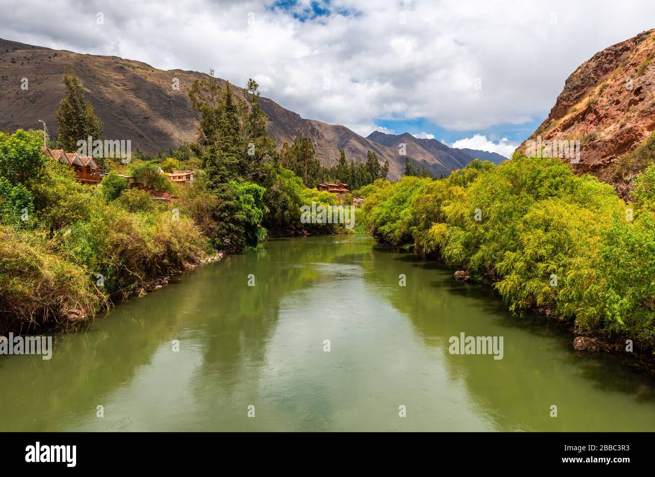 Il maestoso fiume Urubamba nella Valle Sacra degli Inca, provincia di Cusco, Perù. Foto Stock