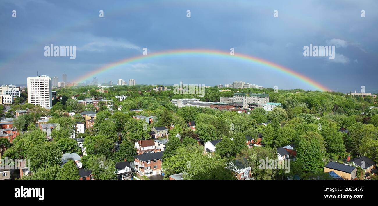 Arcobaleno ad arco pieno sopra il quartiere Montcalm di Quebec City, Quebec Canada Foto Stock