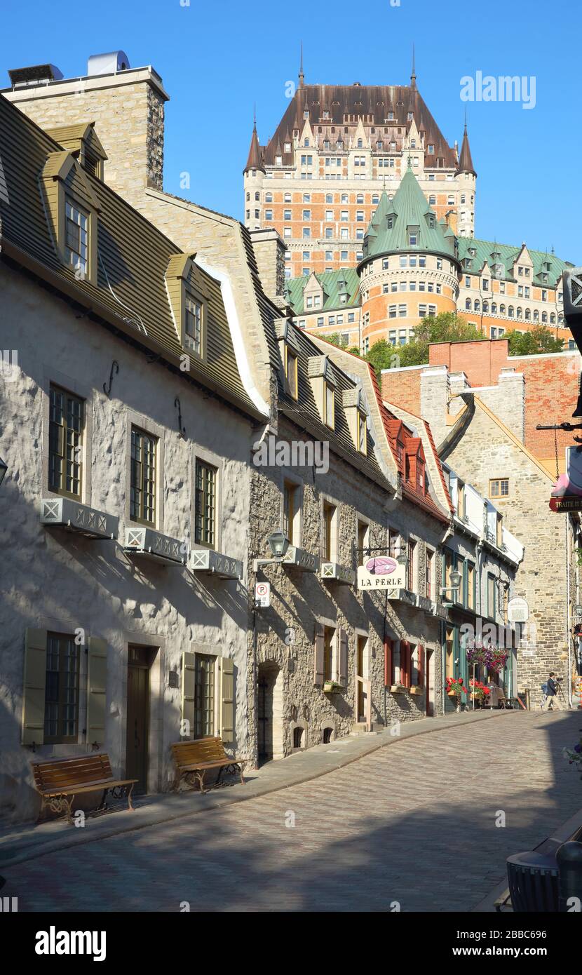 Prime abitazioni francesi in stile Quebec lungo rue Sous-le-Fort (sotto Fort St.). La strada termina alla base di una scogliera sulla cui cima si trova lo Chateau Frontenac, la Città bassa, la Città Vecchia di Quebec, Quebec, Canada Foto Stock