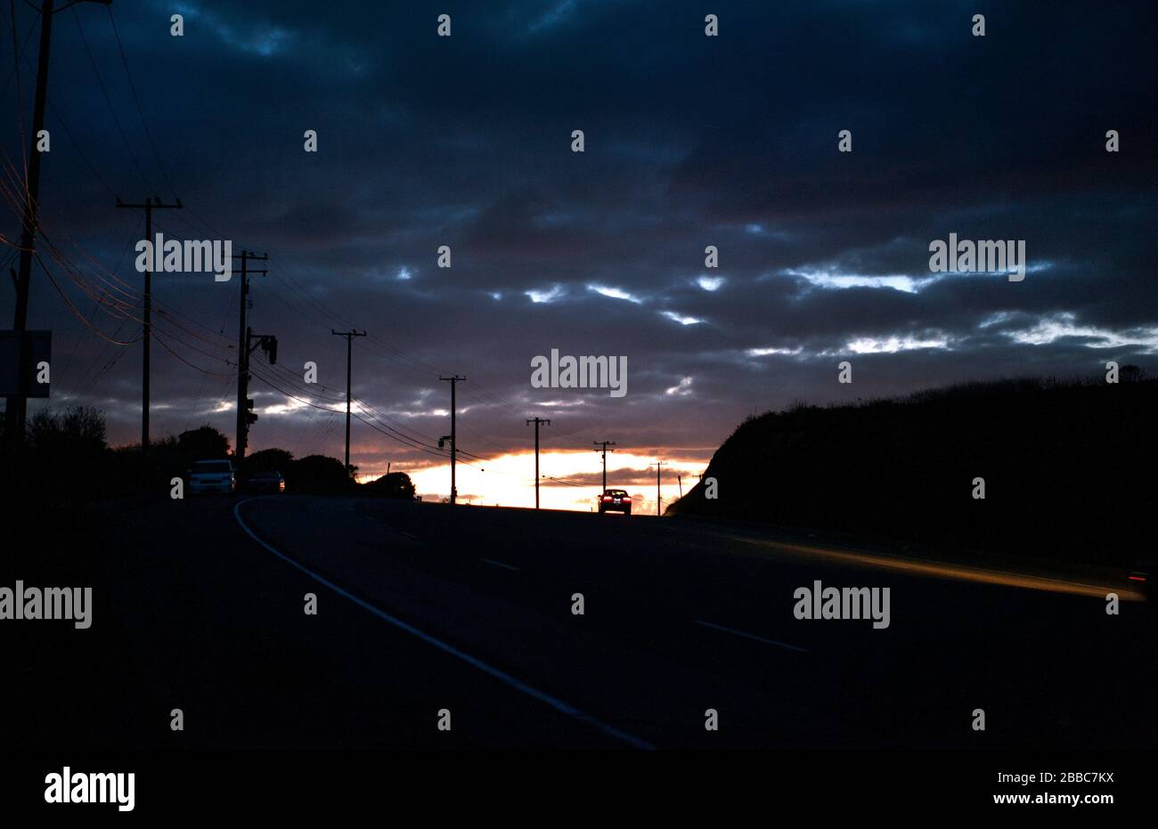 Auto guida sul PCH al tramonto vicino Malibu, CA Foto Stock