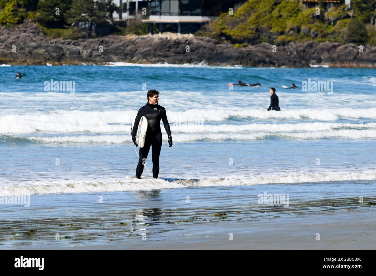 Il primo Ministro Justin Trudeau si gode il surf a Chesterman Beach vicino a Tofino, British Columbia. Foto Stock