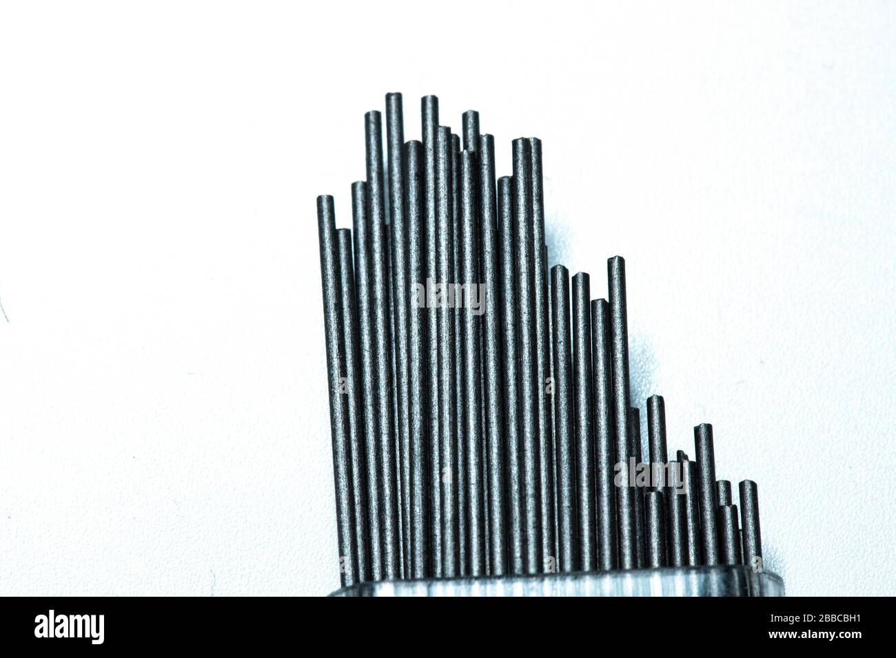 Cavi a matita meccanici. Scatola in plastica trasparente. Primo piano. Foto Stock