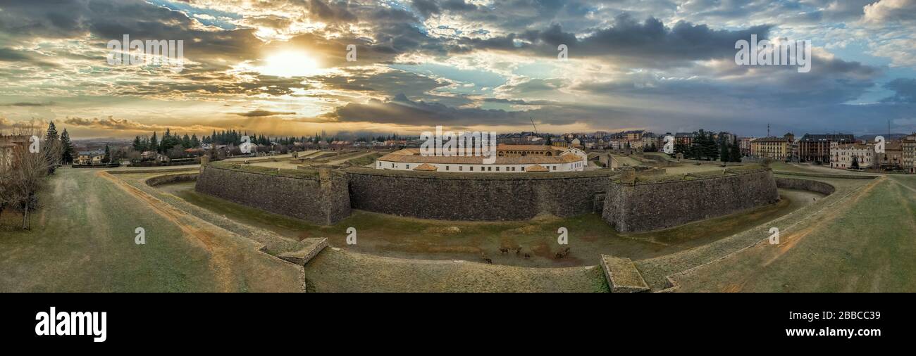 Tramonto al classico cinque stelle forma bastione forte Jaca cittadella guardia l'accesso alla Spagna con Bartizan sui bastioni, fossato, counterscarp, Foto Stock