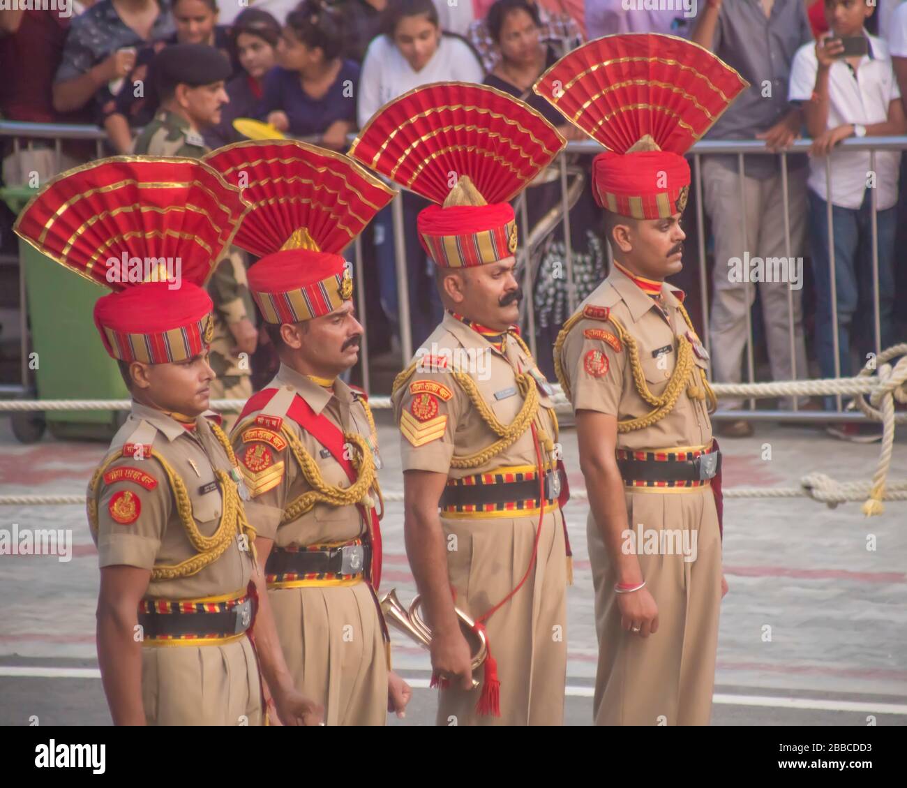 Soldati indiani alla cerimonia di abbassamento della bandiera al confine di Wagah Foto Stock