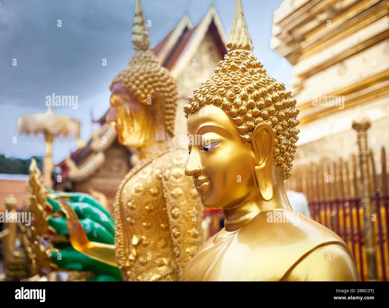 Golden statua di Buddha nel Wat Doi Suthep, Ciang Mai, in Tailandia Foto Stock