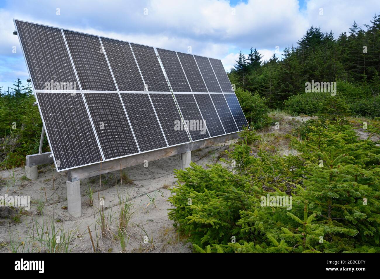 Pannelli solari per home off grid, North Beach, Haida Gwaii, precedentemente noto come Queen Charlotte Islands, British Columbia, Canada Foto Stock