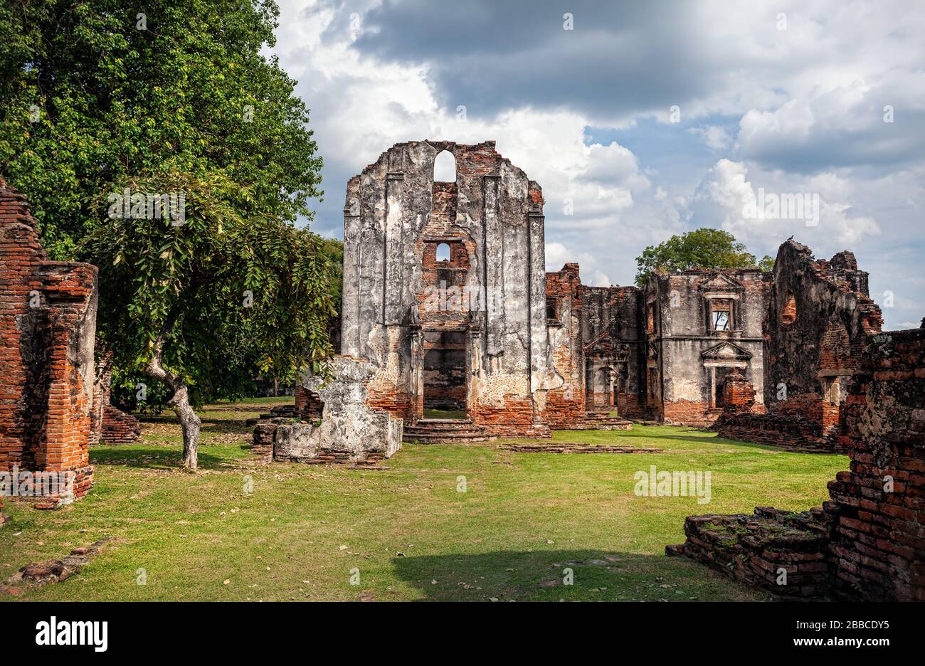 Antico tempio in rovina in Lopburi a cielo nuvoloso, Thailandia Foto Stock