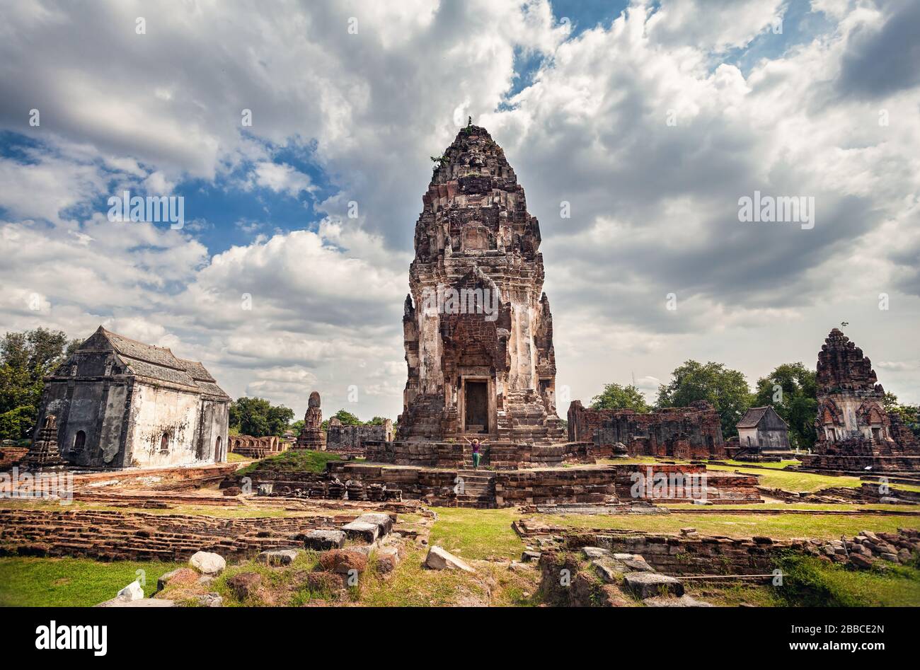 Donna in hat guardando antichi rovinato Tempio della città di Lopburi, Thailandia Foto Stock