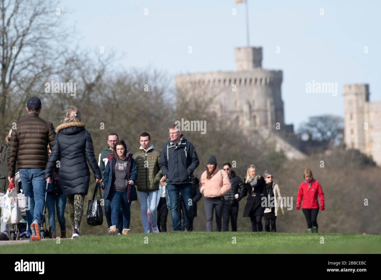 Persone che camminano sulla lunga passeggiata nel Windsor Great Park, Regno Unito. L'epidemia di covid19 e le misure di allontanamento sociale sono state recentemente annunciate il 21.03.2020 Foto Stock