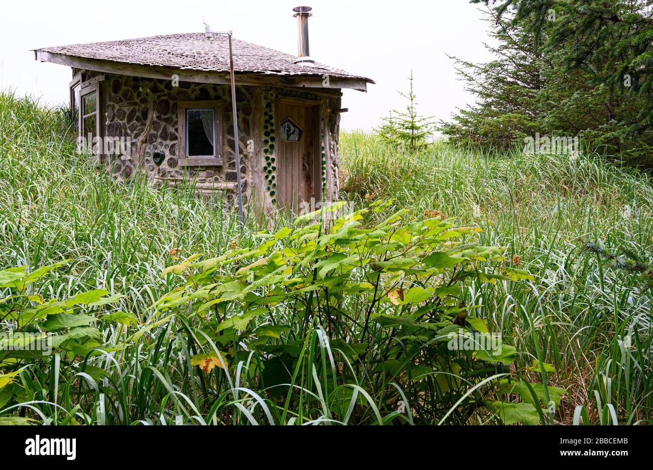 Casa COB a Tlell, Haida Gwaii, precedentemente conosciuta come Queen Charlotte Islands, British Columbia, Canada Foto Stock