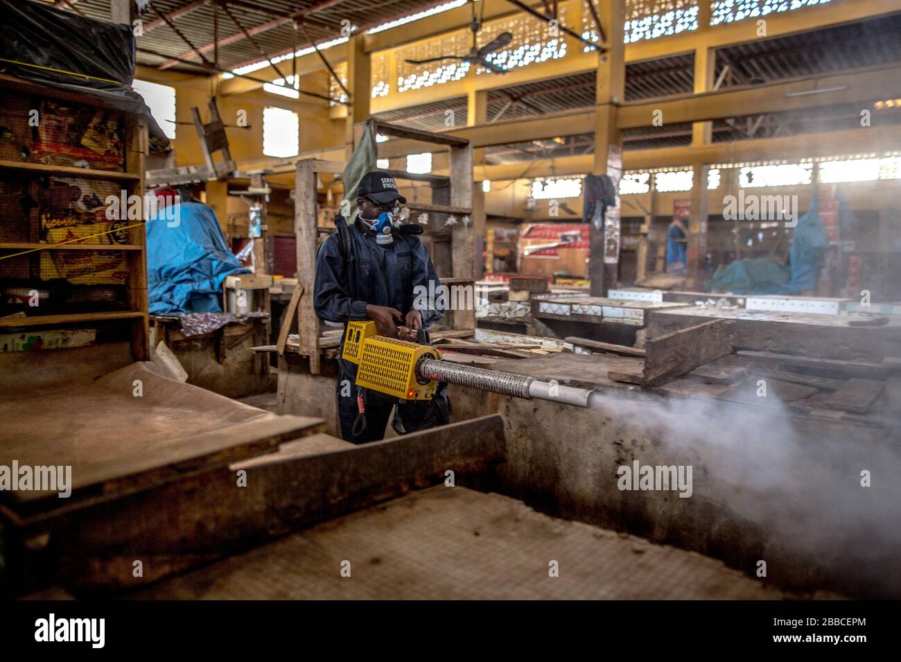 Dakar, Senegal. 30th Mar, 2020. Un membro del reparto igiene disinfetta il mercato della Grand Dakar a Dakar, Senegal, 30 marzo 2020. Lunedì il Senegal ha segnalato 20 nuovi casi di COVID-19, portando il totale dei casi confermati a 162. Credito: Eddy Peters/Xinhua/Alamy Live News Foto Stock