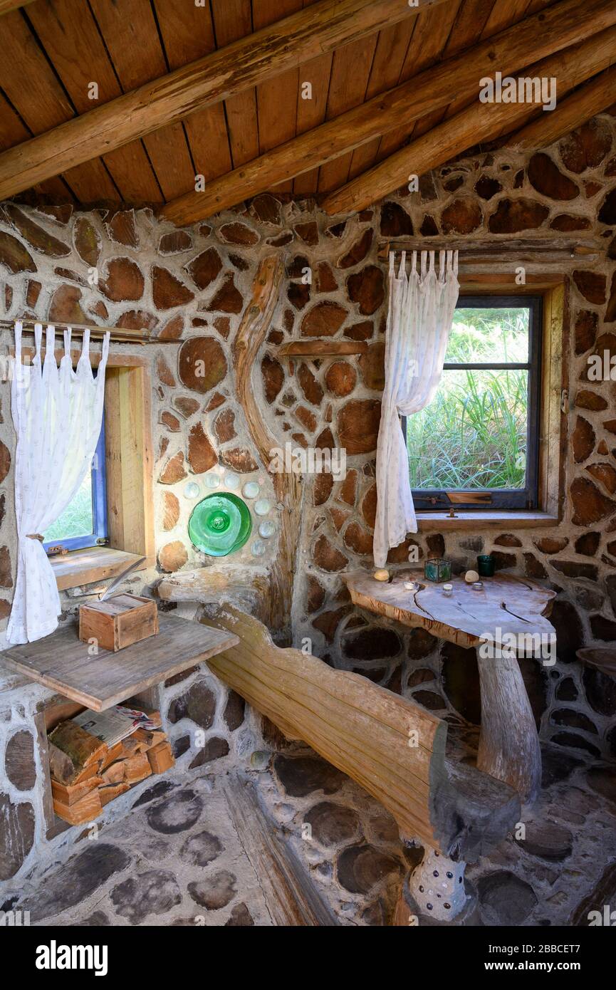 Casa interna COB a Tlell, Haida Gwaii, precedentemente conosciuto come Queen Charlotte Islands, British Columbia, Canada Foto Stock